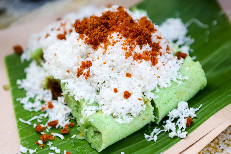 Kue putu di daun pisang