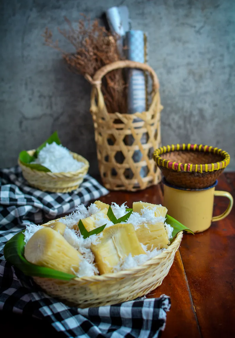 Kue singkong dengan kelapa parut