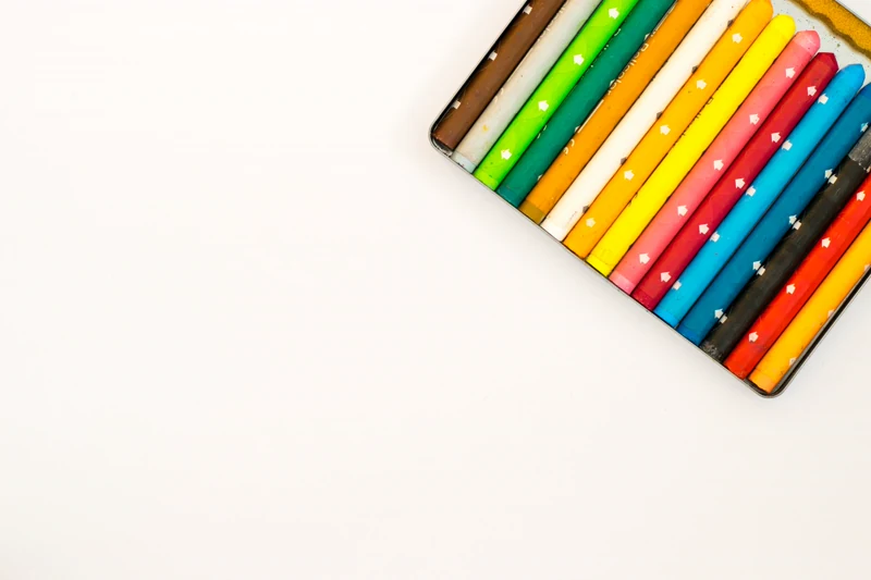 Pensil warna berjajar di latar putih