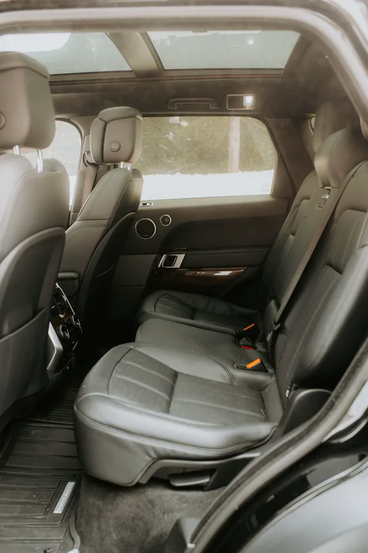 Jok kulit hitam di kabin mobil