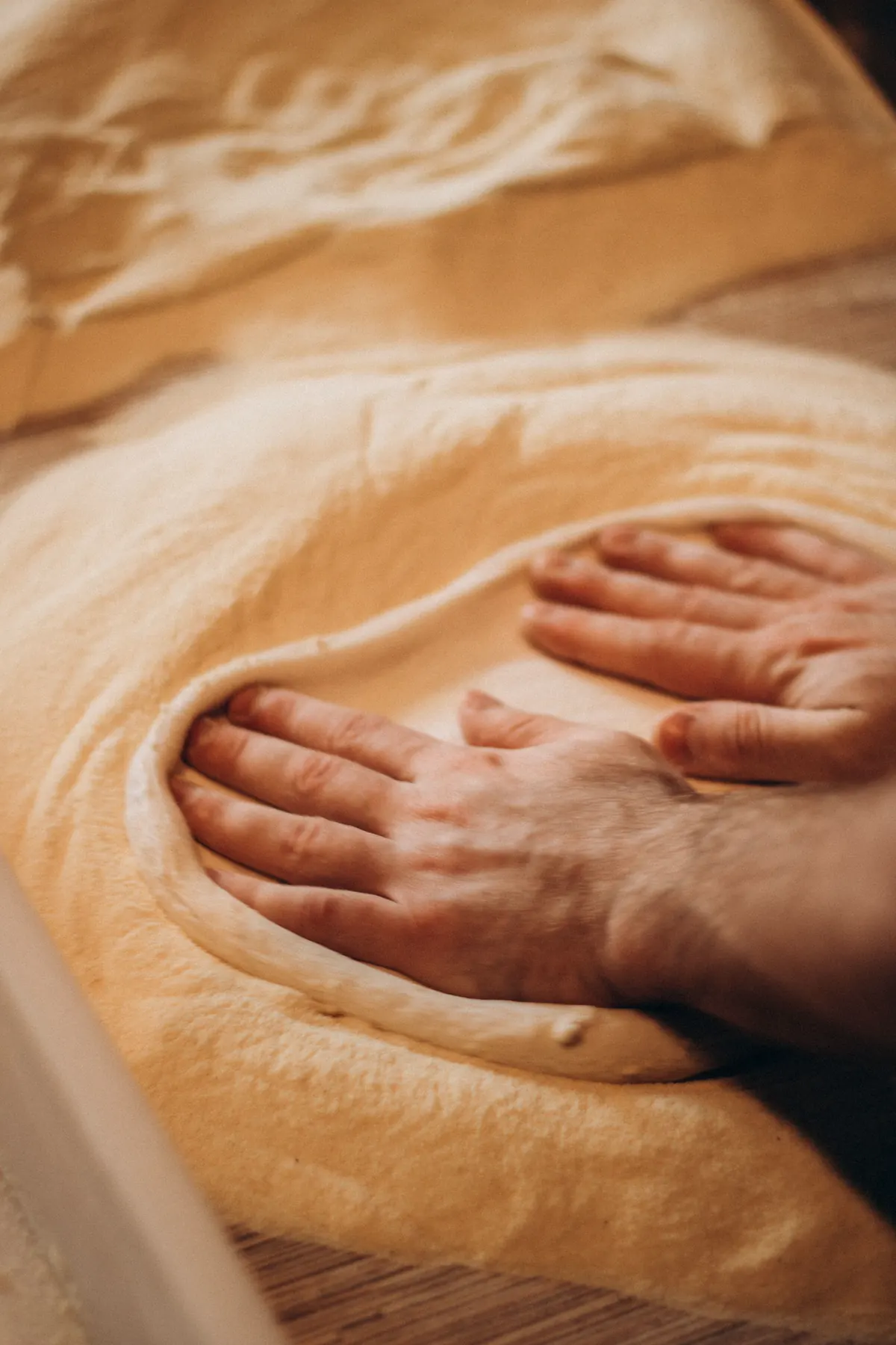 Tangan menguleni adonan roti
