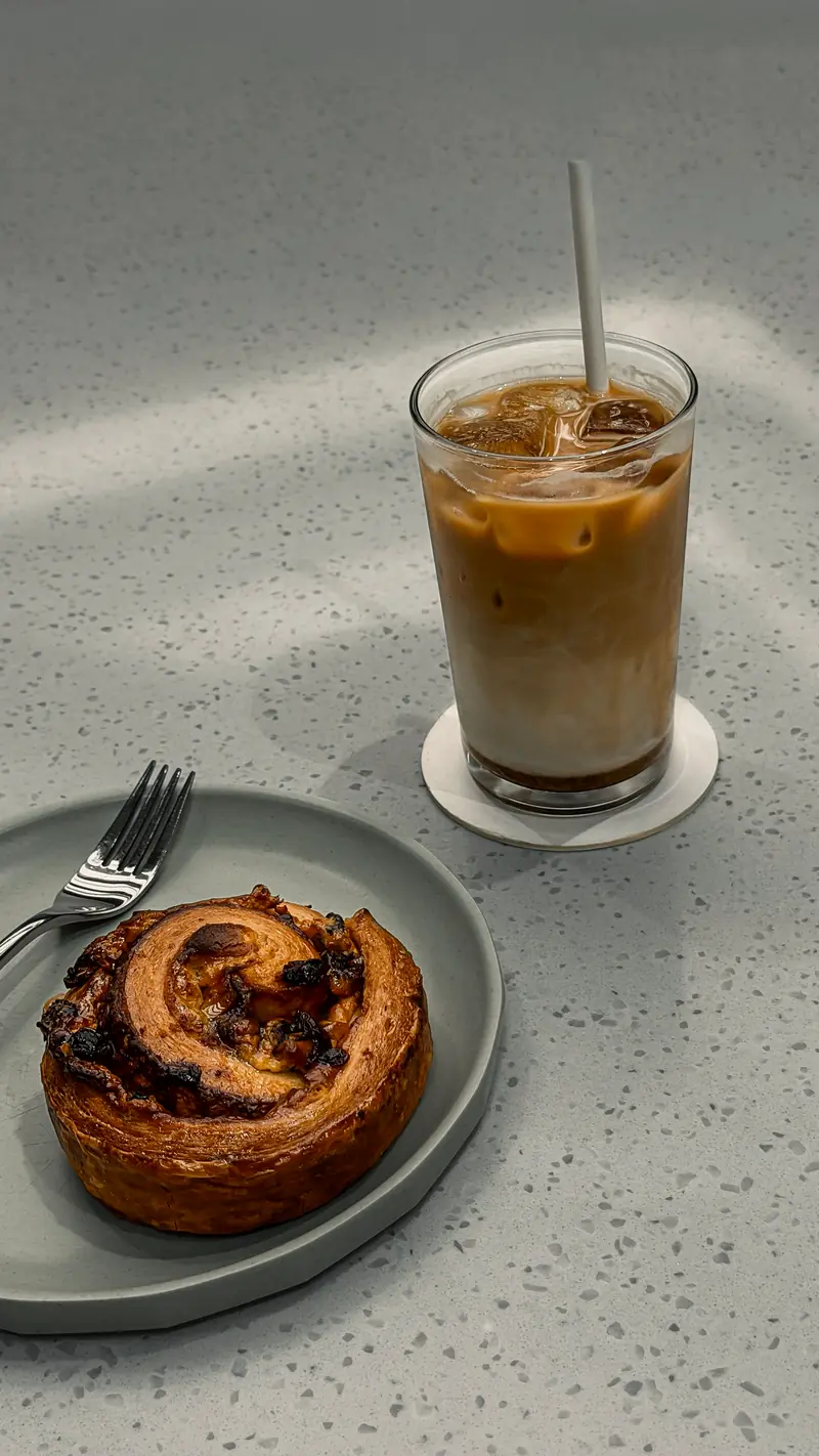 Roti gulung kayu manis di meja