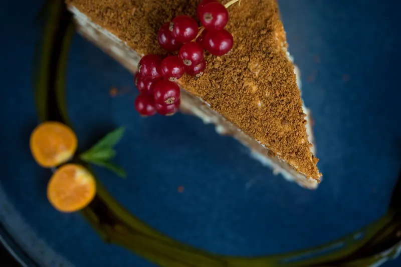 Potongan kue dengan buah beri
