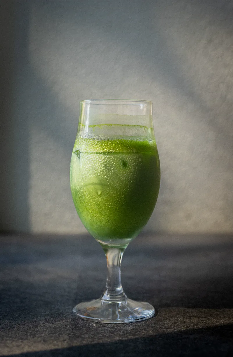 Matcha dingin di gelas