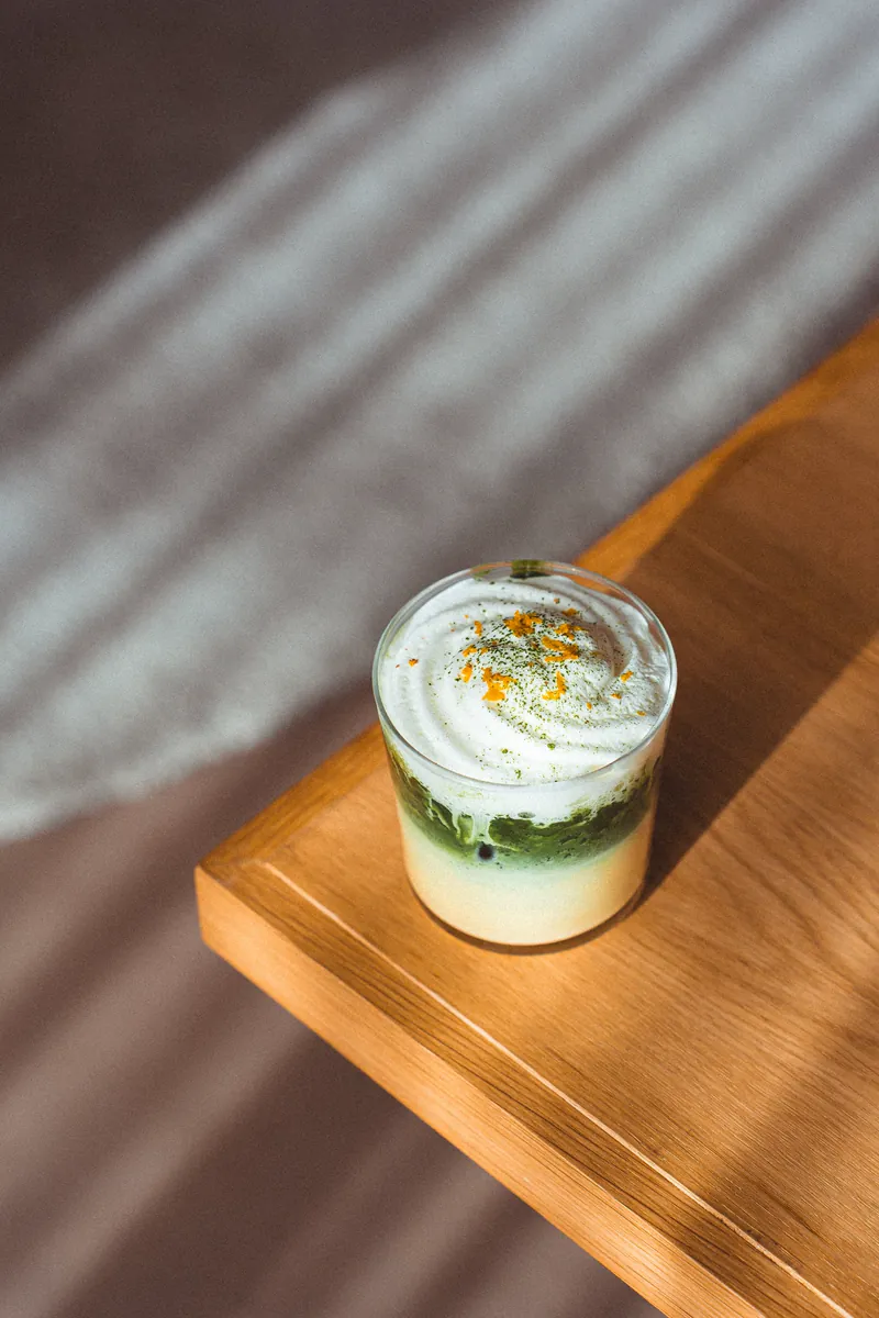 Matcha di meja dekat jendela