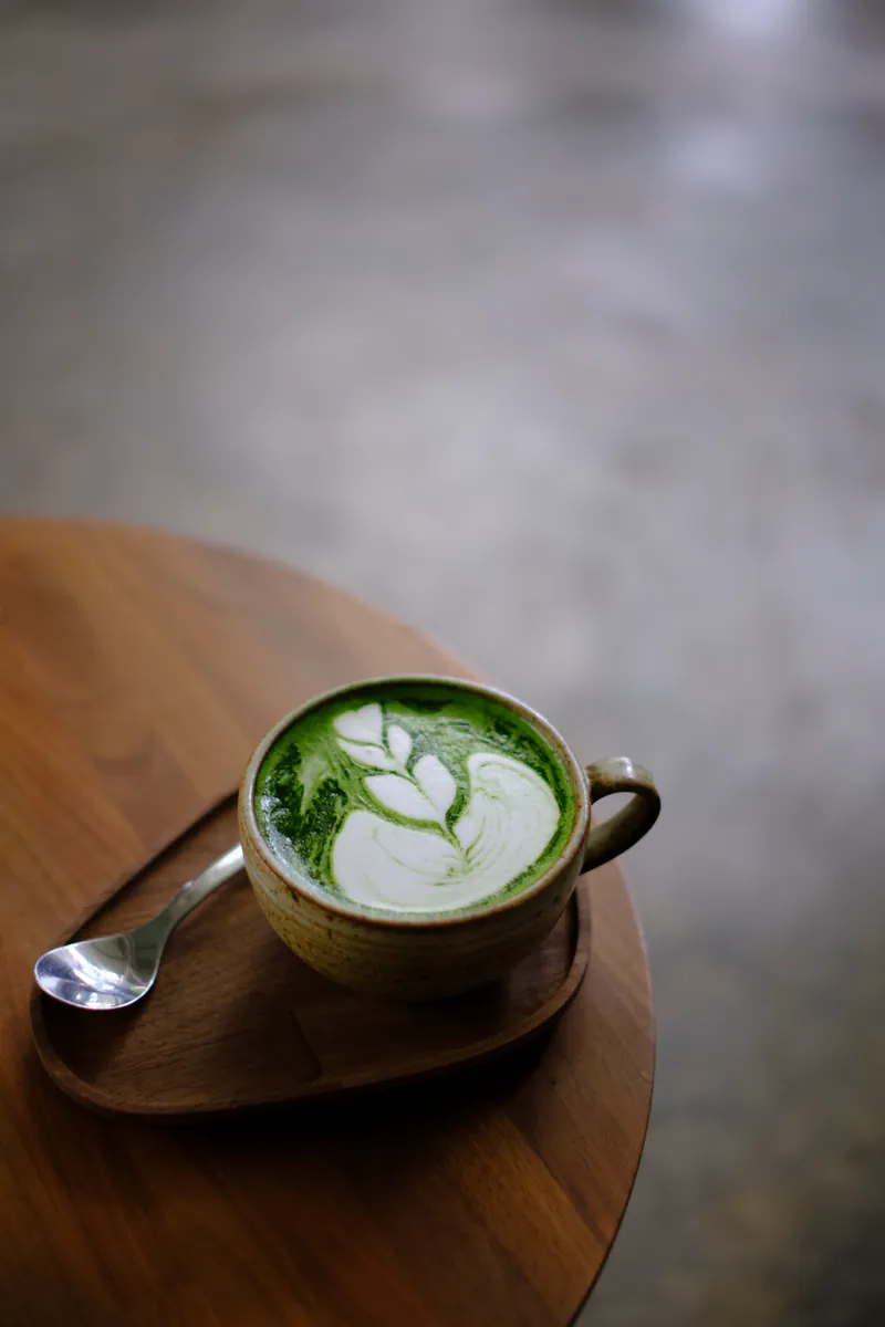 Matcha latte di cangkir keramik