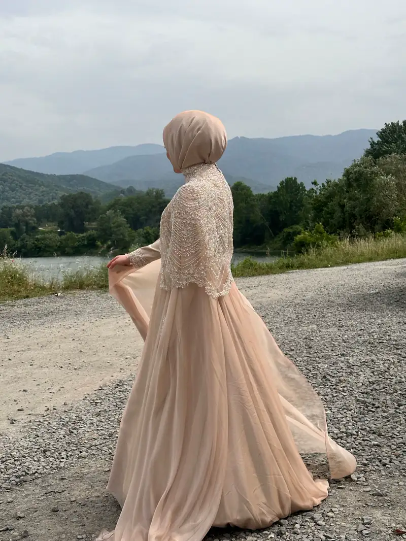 Model berhijab memakai abaya hitam