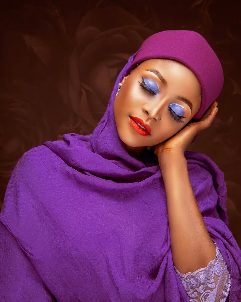 Model berhijab memakai abaya ungu