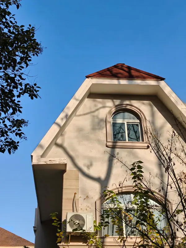Atap rumah di bawah langit biru