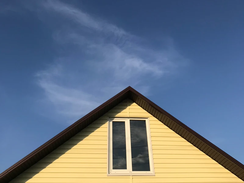 Rumah satu lantai di bawah langit biru