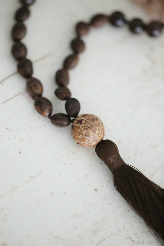 Tasbih kayu dengan rumbai