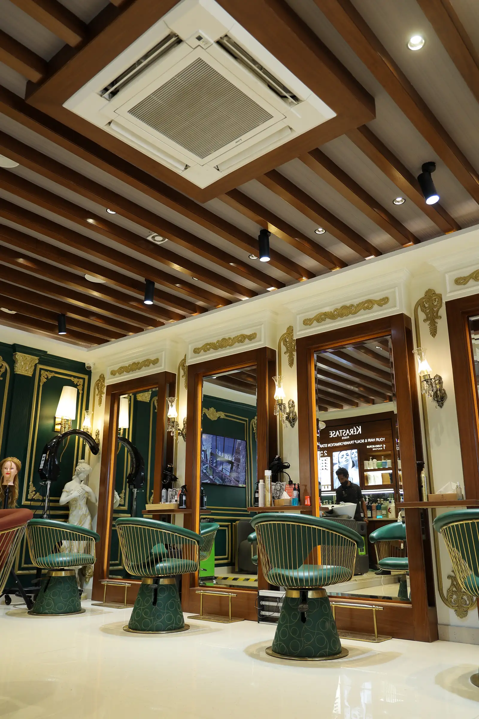 Interior salon rambut dengan cermin dan kursi