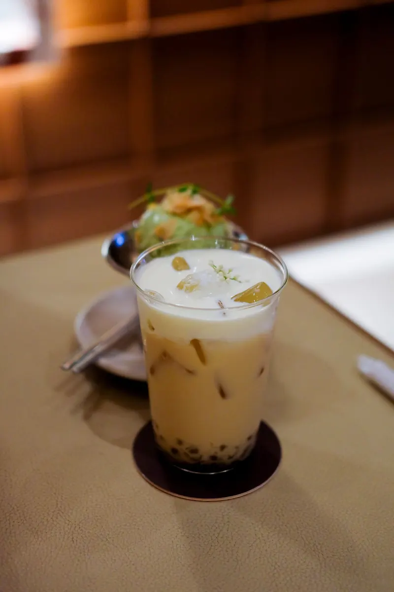 Minuman boba dingin di atas meja