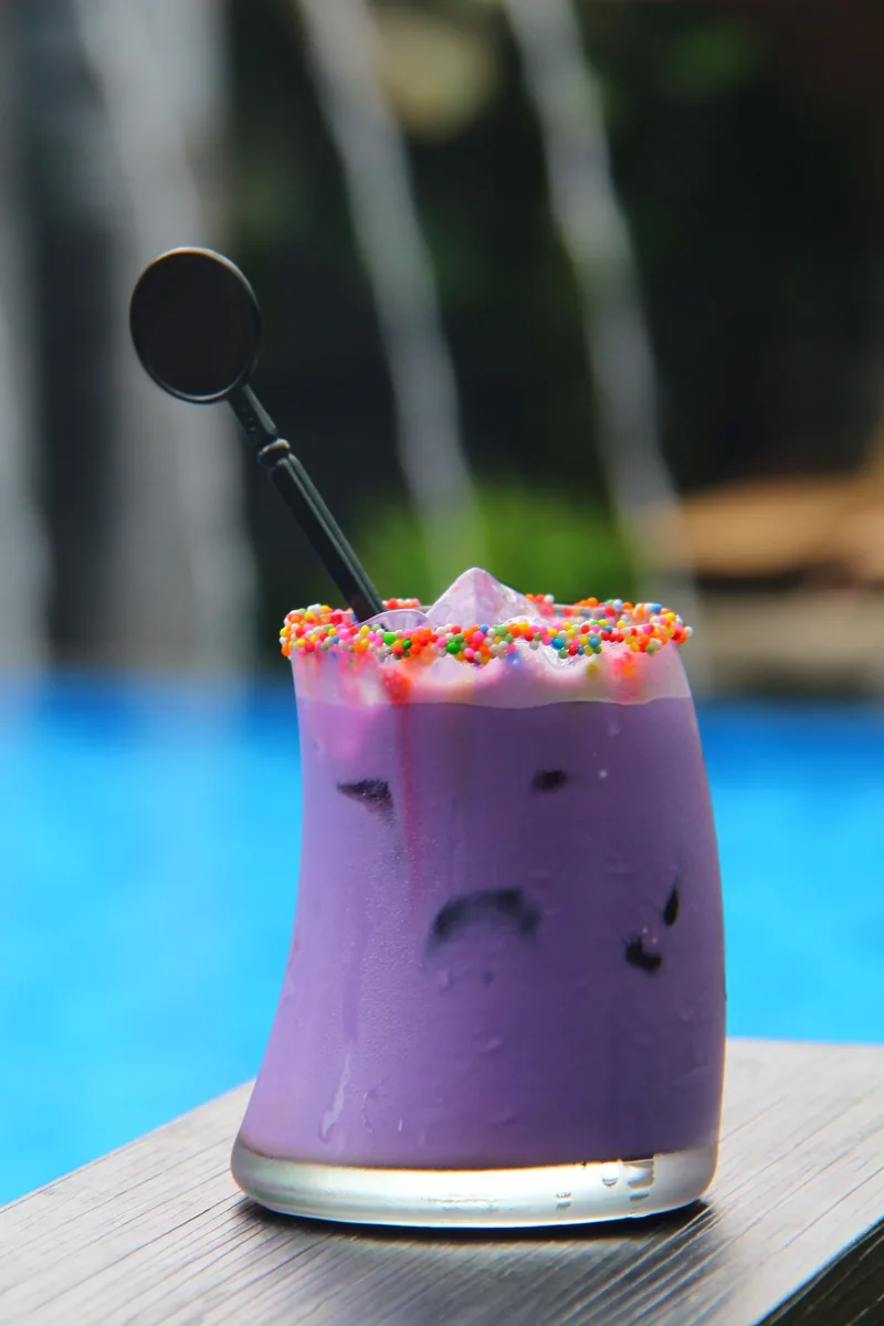 Boba taro ungu dengan mutiara dalam gelas
