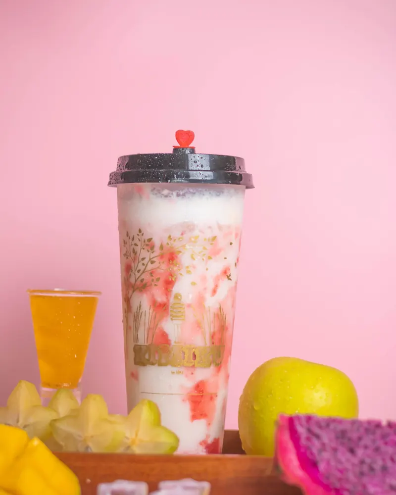 Jus buah dalam gelas plastik berpenutup