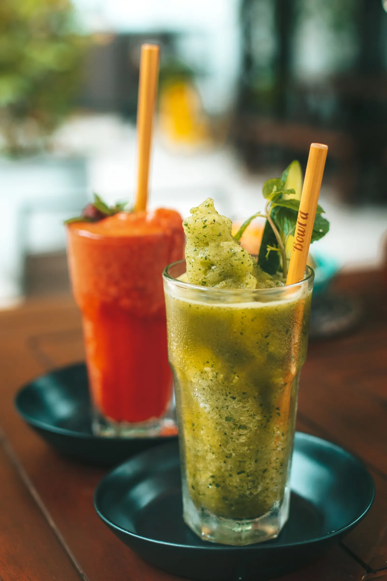 Dua gelas smoothie buah dengan sedotan