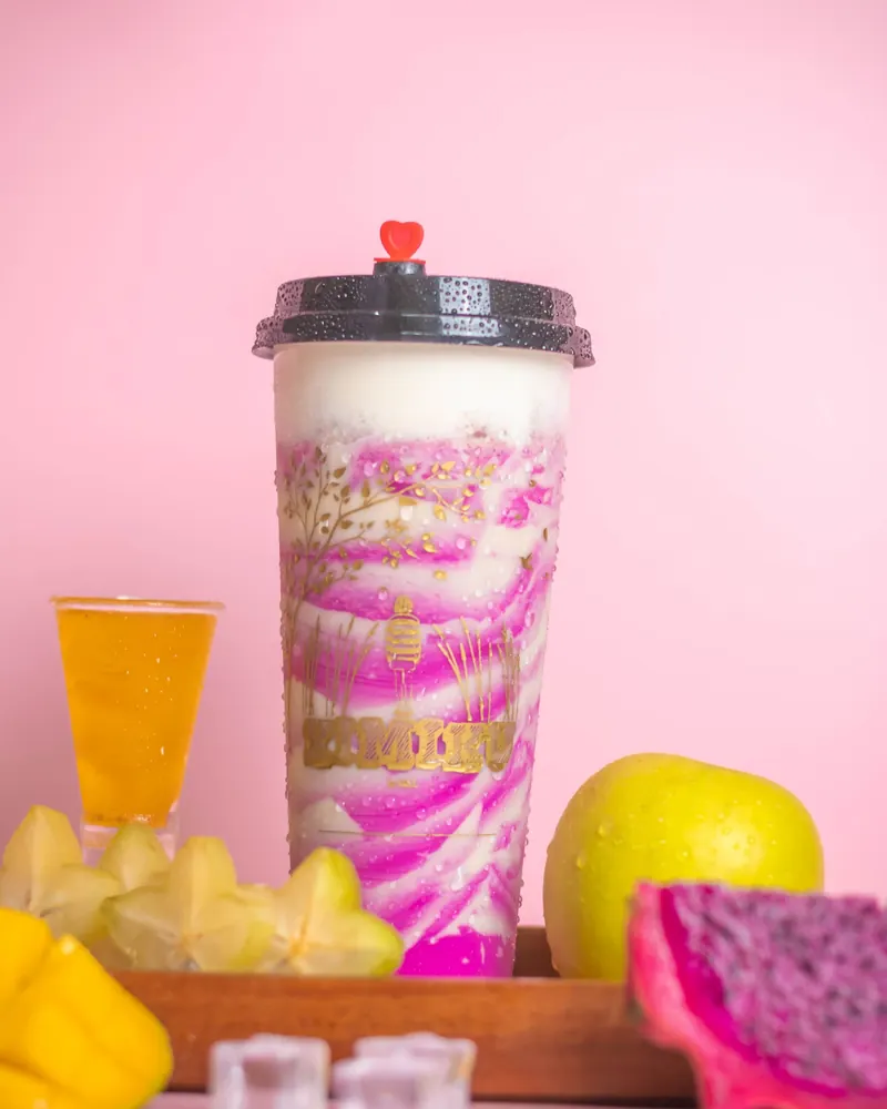 Smoothie buah naga dengan potongan buah
