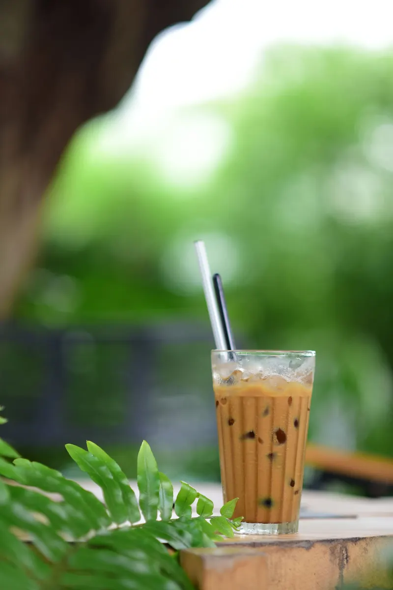 Es teh mutiara di meja taman