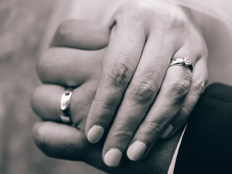 Dua cincin di atas kain putih