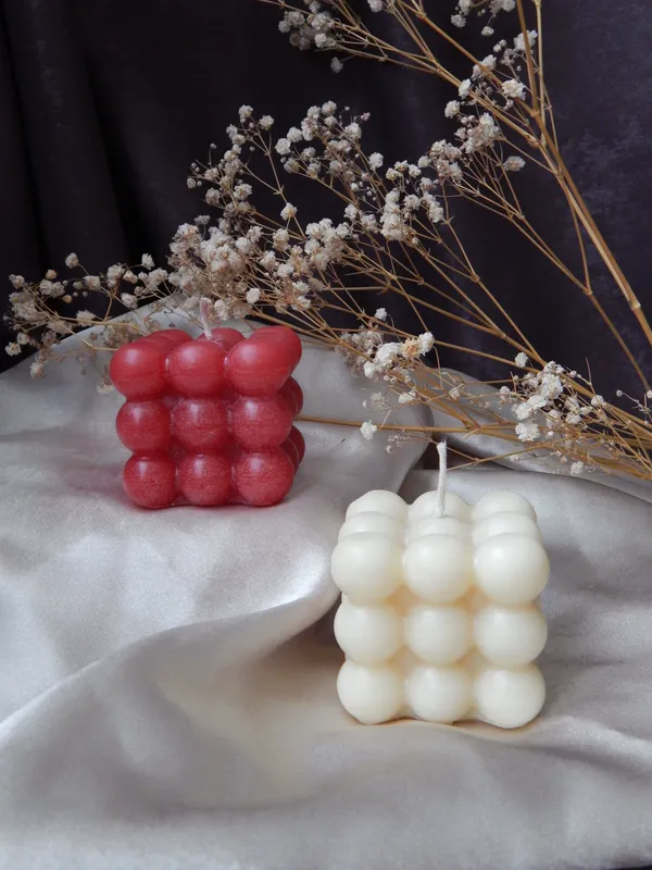 Lilin putih dan bunga kering