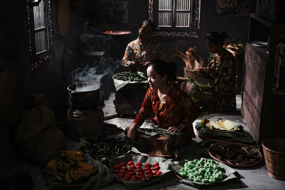 Dapur rumah dengan bahan makanan di meja