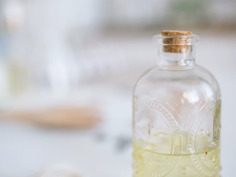 Botol kaca berisi minyak kuning
