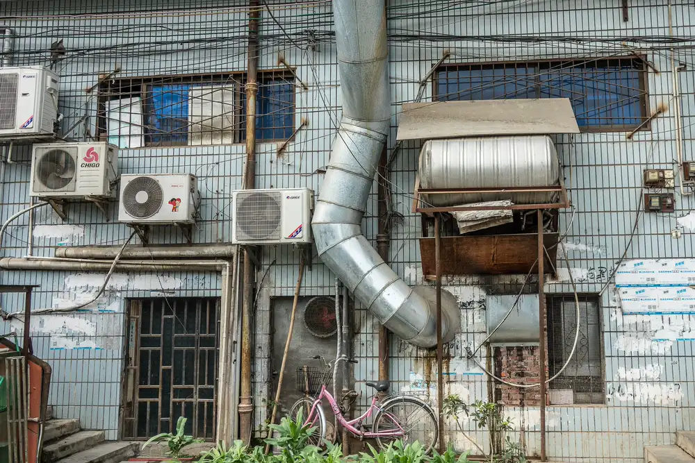 Beberapa unit pendingin di dinding gedung
