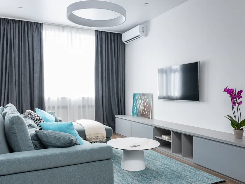 Unit pendingin di dinding ruang duduk, di atas sofa