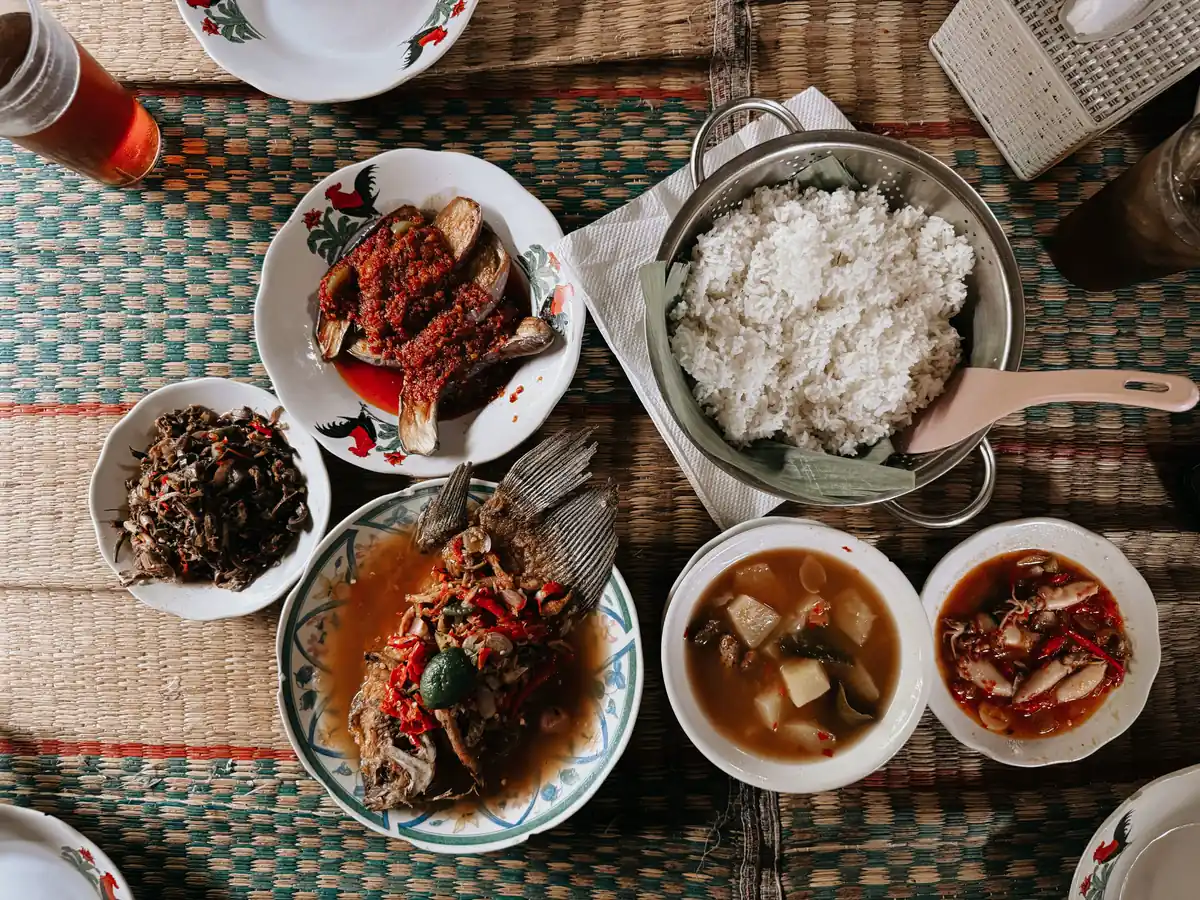 Hidangan nasi dan lauk di meja makan