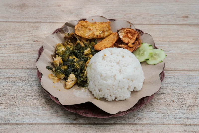 Nasi ayam geprek dengan sambal