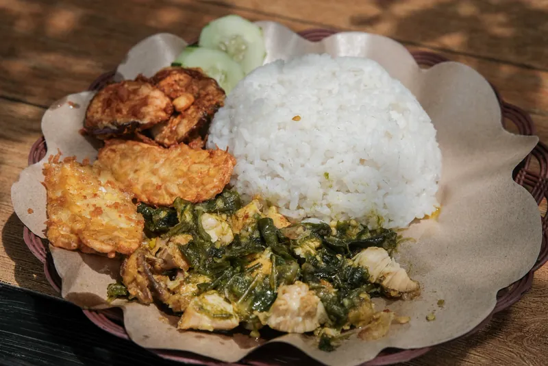 Nasi dengan lauk dan sambal