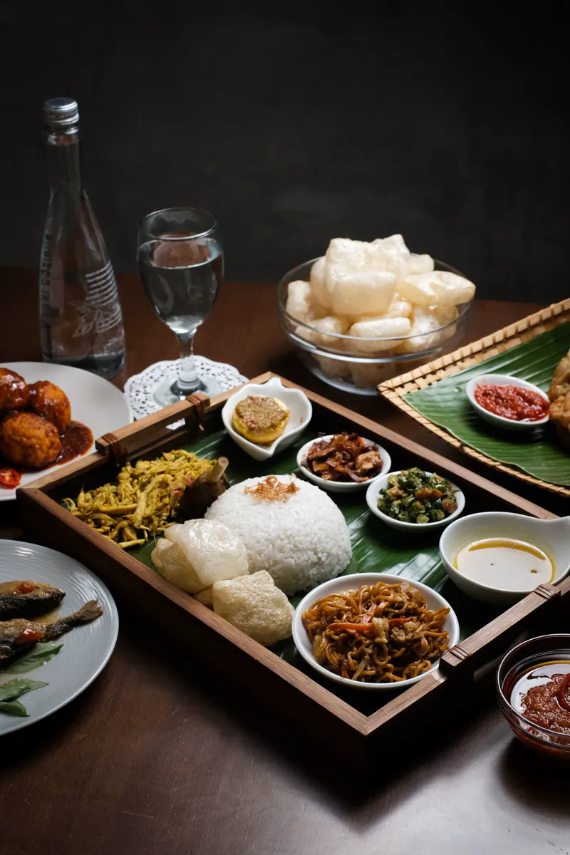 Nasi campur di nampan kayu