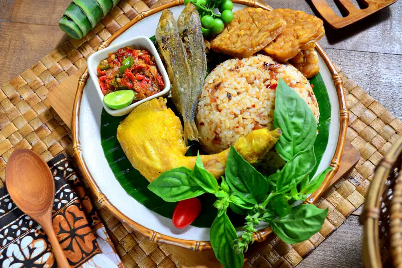 Nasi, ayam, tempe, dan sambal
