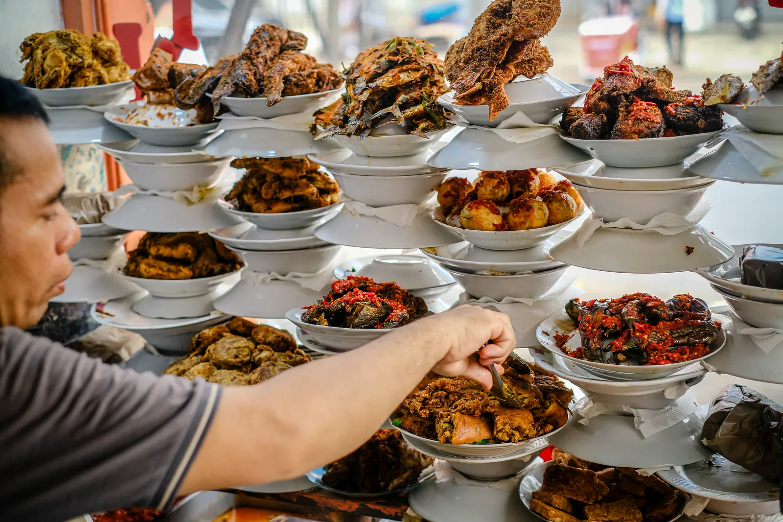 Etalase lauk di warung makan